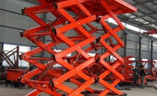 小型高空作業(yè)平臺在商場清潔中提升工作效率的可靠性